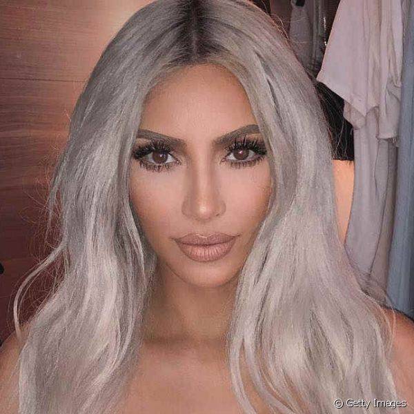 Kim Kardashian tamb?m mistura o corretivo com hidratante para fazer a cobertura da pele (Foto: Getty Images)